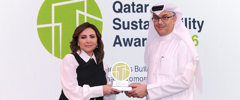 Nesreen Al-Rifai, Chief Communications Officer at WCM-Q, receives the award for the best University  Initiative from Eng. Ahmed Al Abdullah, QGBC Board Member, at the QGBC Sustainability Awards Ceremony.