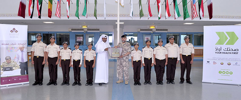 Ali Jassim Al Kuwari, head of the Adult Education Section at the Ministry of Education and Higher Education, presents the trophy for first place to Brigadier General Ali Ahmad Al Kuwari, director of Qatar Leadership Academy.
