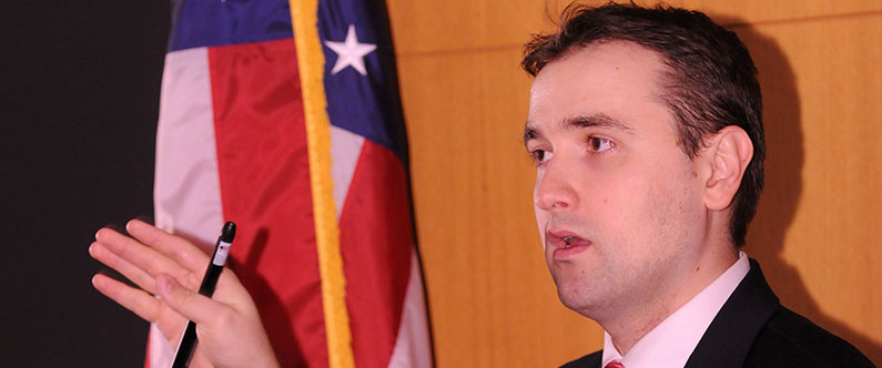 Returning alumnus discusses advances in cancer care at Grand Rounds