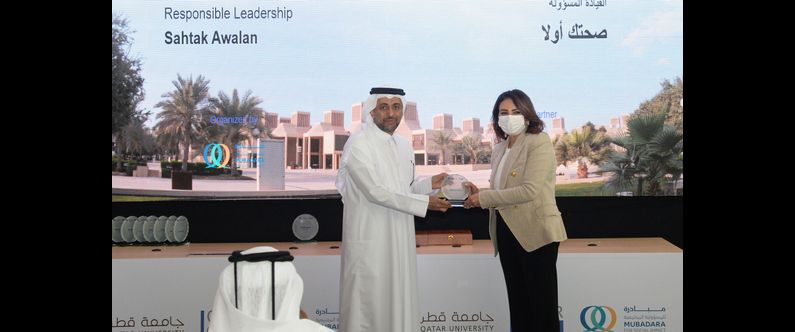Nesreen Al-Rifai, Chief External Affairs and Development Officer at WCM-Q, receiving the Qatar CSR National Program Responsible Leadership Award for Sahtak Awalan – Your Health First. 