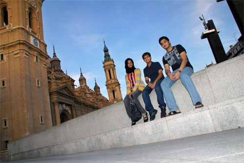 econd year medical students Sanah Sadiq and Arnab Chowdhurey and
first year medical student Abdulhadi Al Saei in Spain for the 2010 Bioethics Teaching and Research Methods at the University of Zargoza.