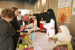 Visitors to the third Education City Health and Wellness Fair discuss diet plans with nutritionists from Hamad Medical Corporation.