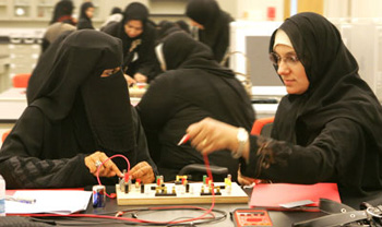 : Teachers experiment with a circuit board in the WCMC-Q physics laboratory, part of the workshop on electric circuits.